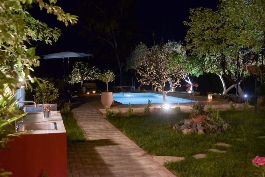 The Red House In Dassia Dış mekan fotoğraf