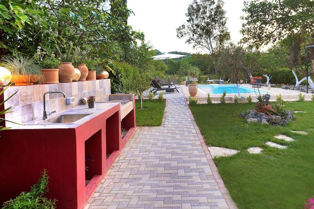 The Red House In Dassia Dış mekan fotoğraf