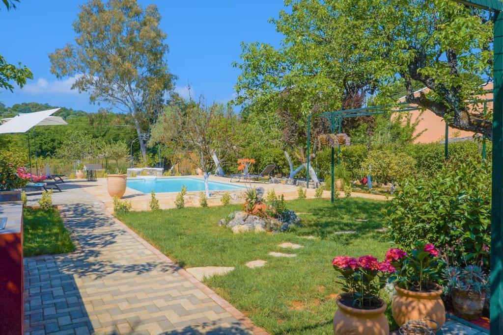 The Red House In Dassia Dış mekan fotoğraf
