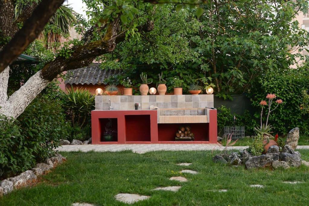 The Red House In Dassia Dış mekan fotoğraf